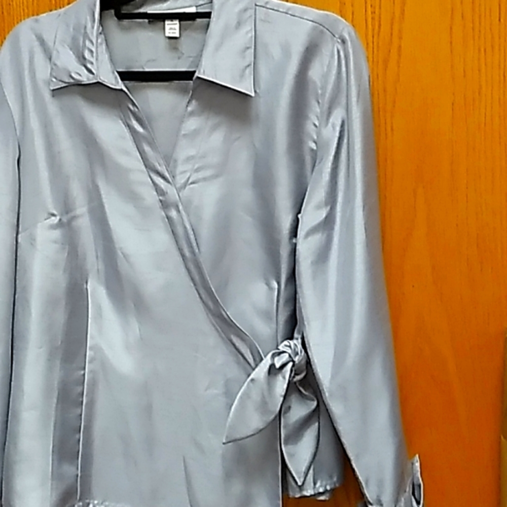 ABSOLUTELY PERFECT FOR THE HOLIDAYS SILVER SATIN LOOK BLOUSE SZ 14 JM COLLECTION